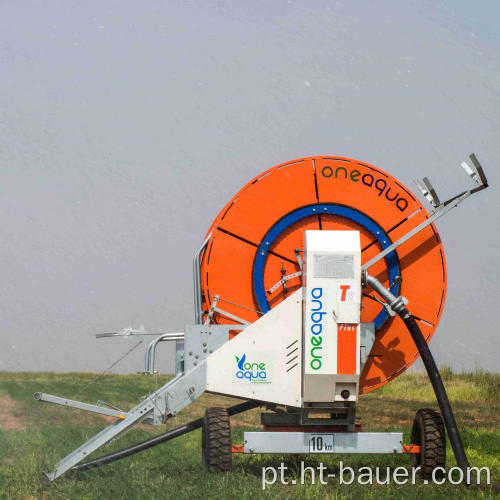 Sistema de irrigação de carretel de mangueira de sprinkler com grande arma móvel